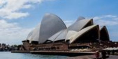 Walking along the Circular Quay. Just one thing we love to do when we go home. 1…